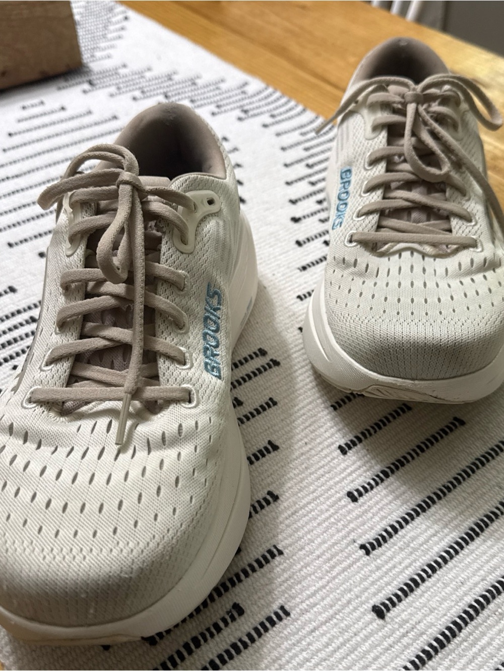 Brooks Ghost Max 3 Women’s Running Shoes in Coconut and Chateau Grey size 9